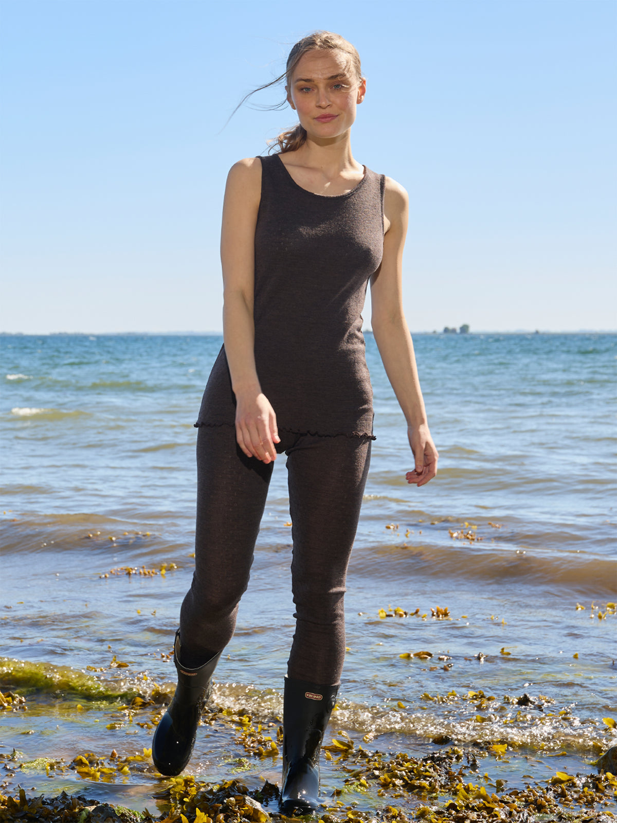 Wolle Trägershirt Eyelet in Schwarz von Jalfe