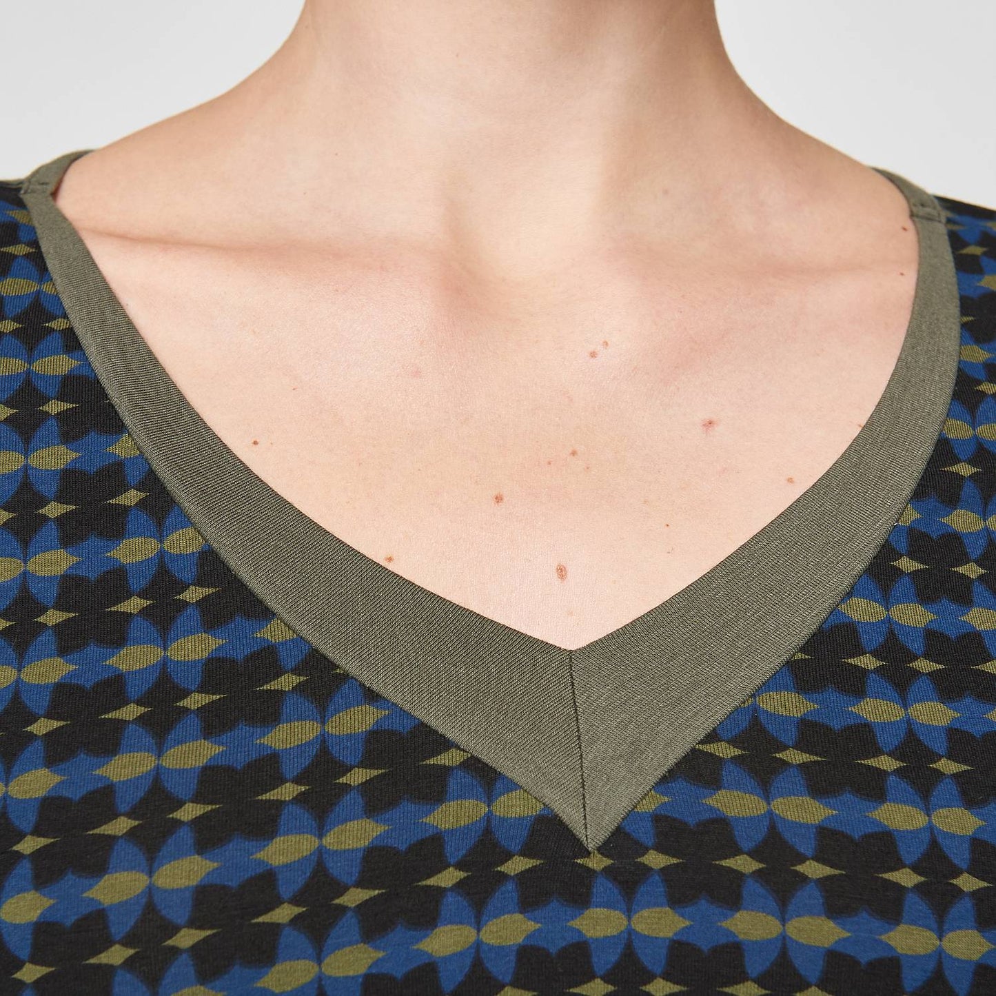 SALE -50%: Langarm-Shirt V-Ausschnitt und Raffung unten von Tranquillo