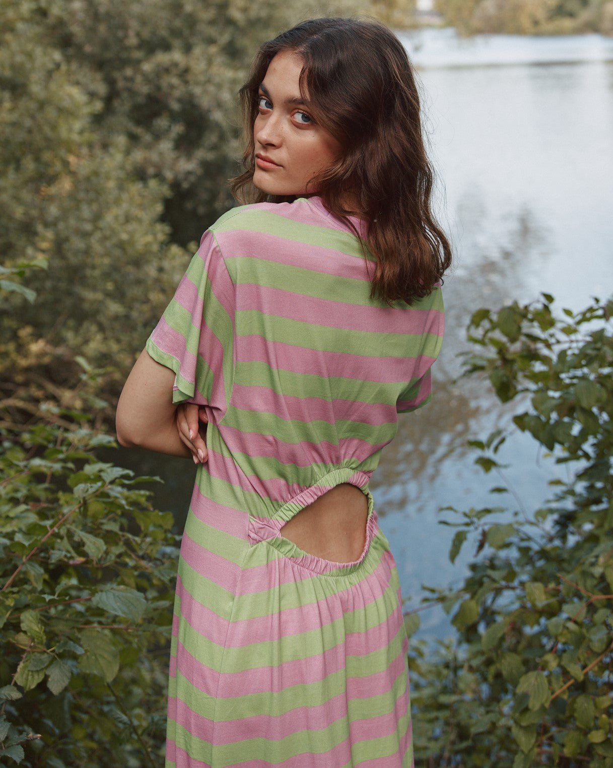 Sommerkleid gestreift mit Cut-Out auf der Rückseite von Mazine