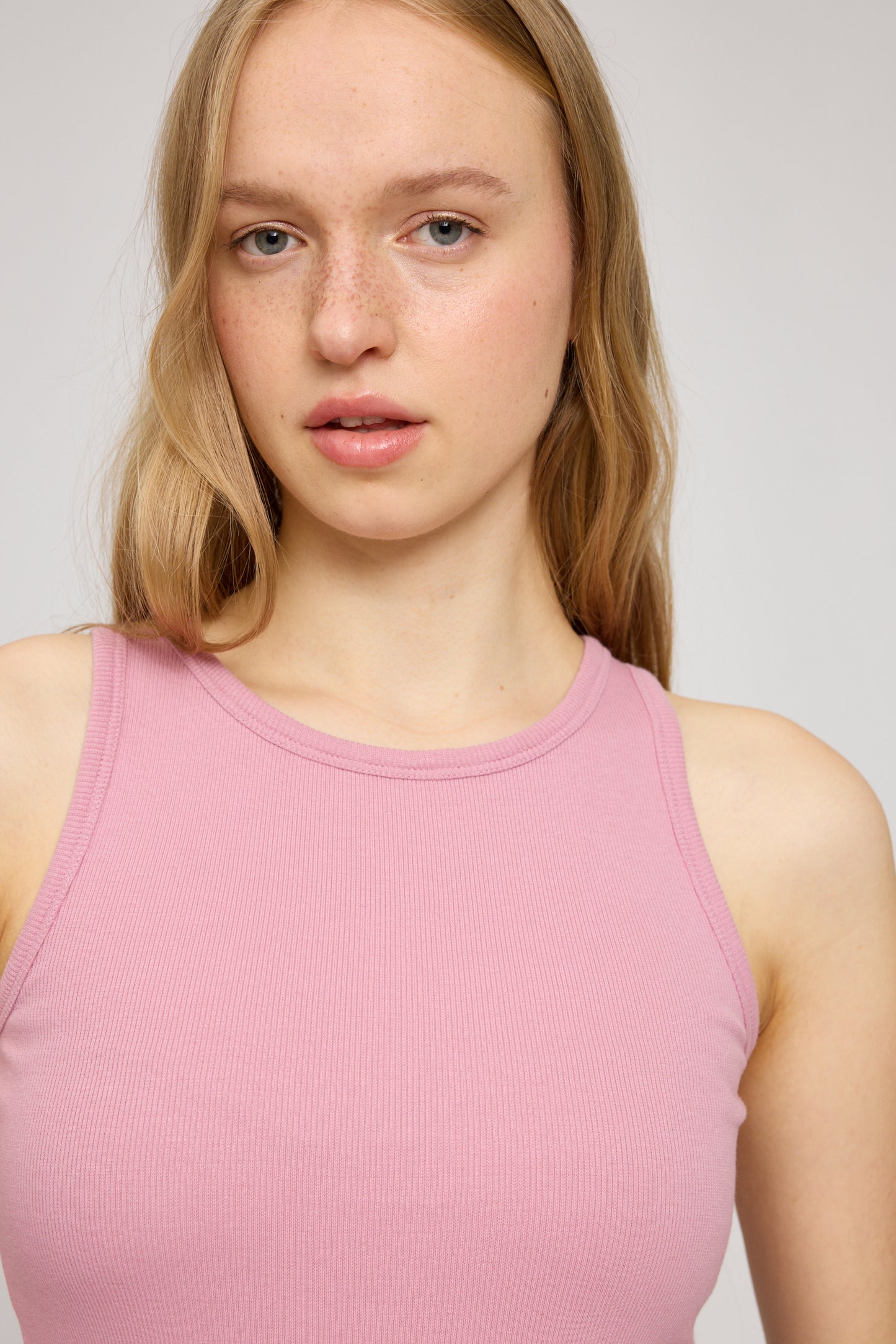 Ribbed Tank Top in Powder Rose von Mazine