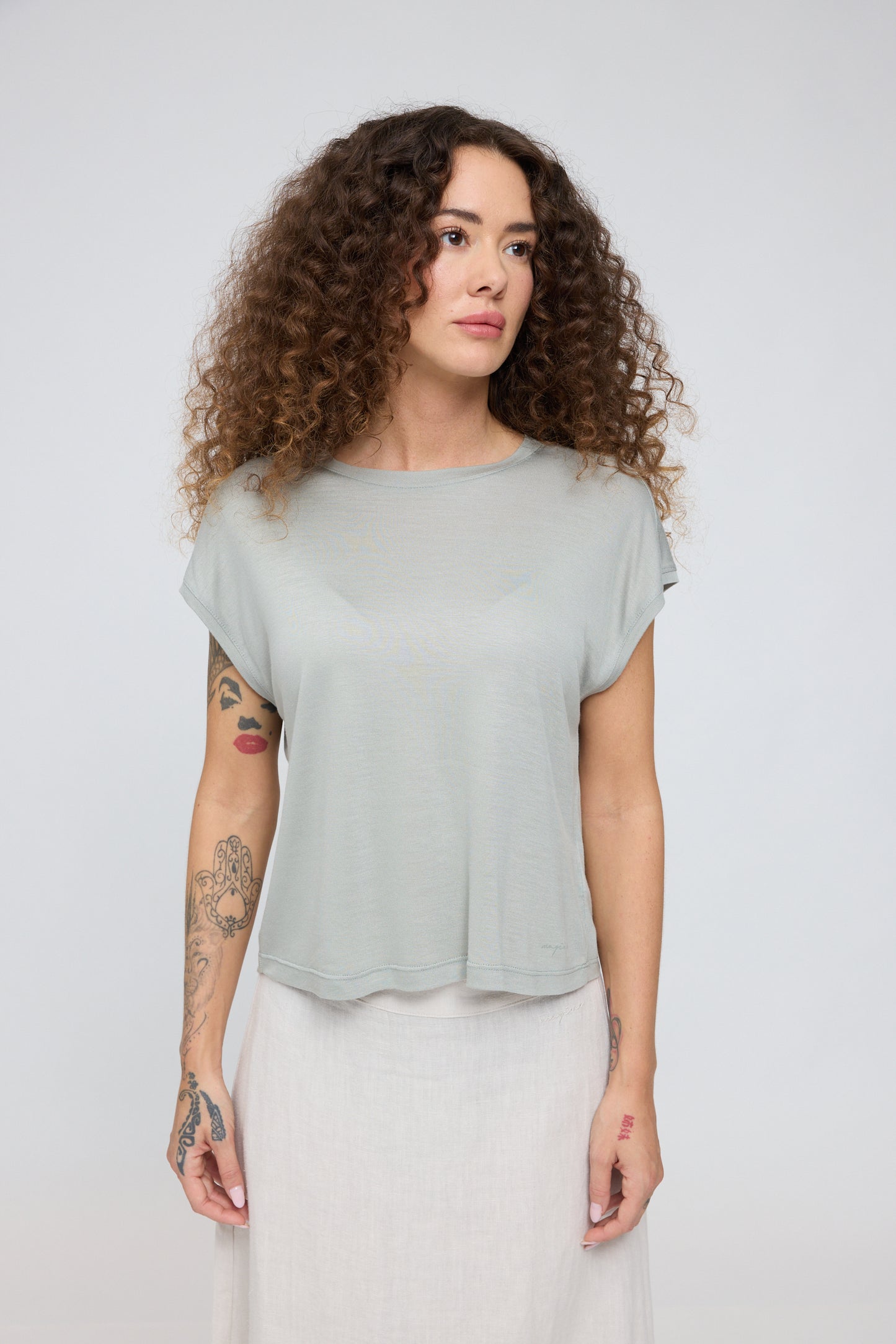 T-shirt aus Ecovero in Aqua Grey von Mazine