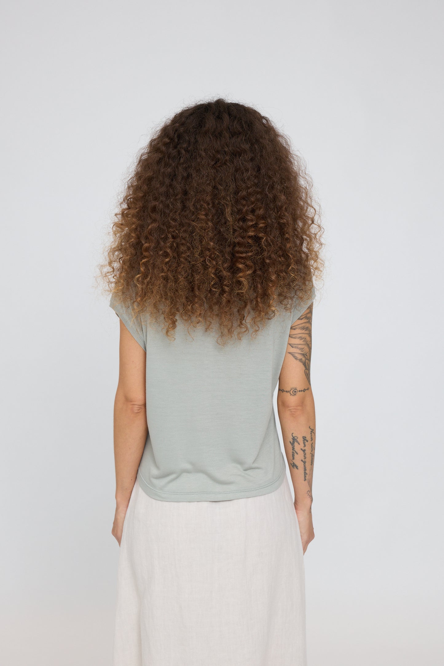 T-shirt aus Ecovero in Aqua Grey von Mazine