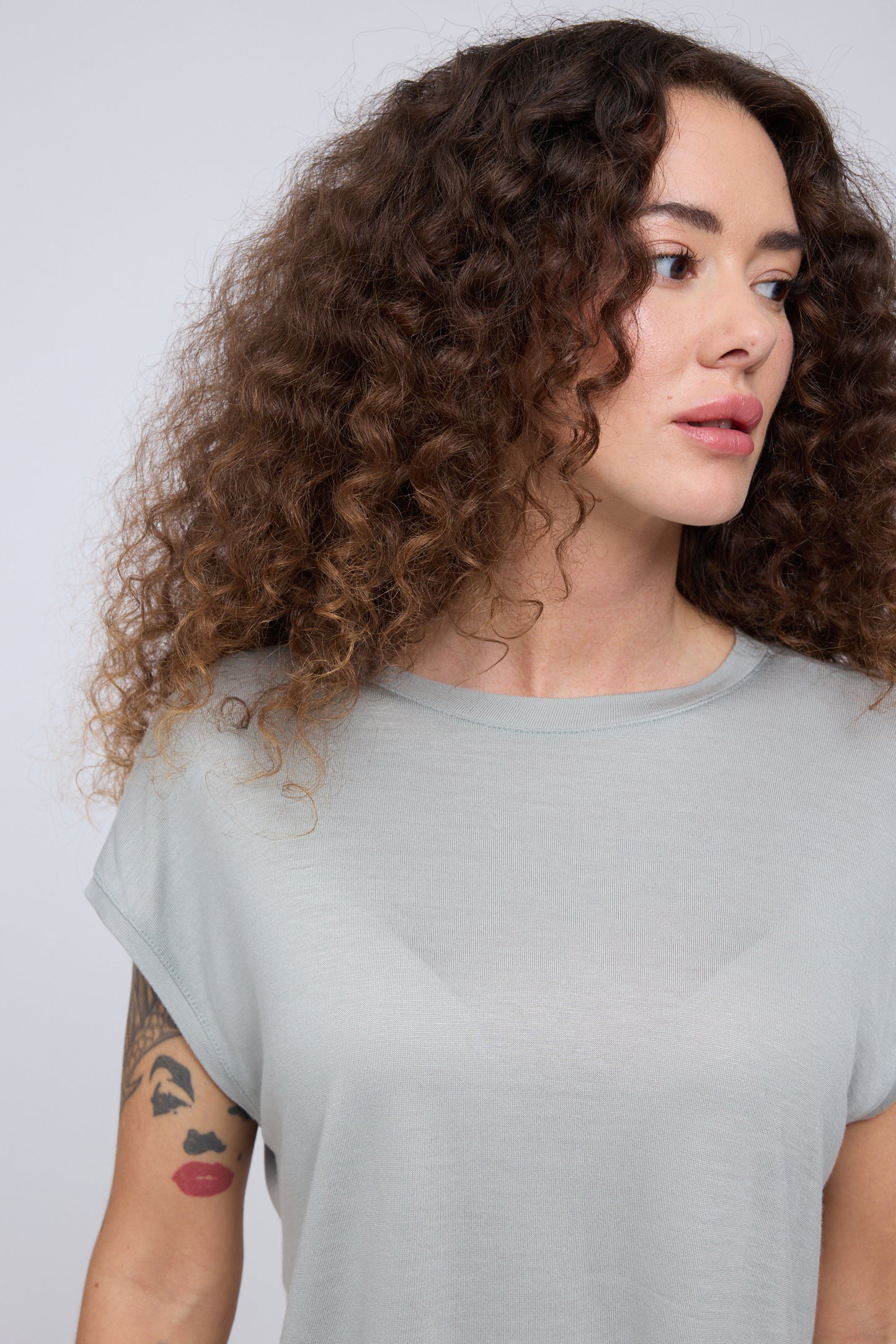 T-shirt aus Ecovero in Aqua Grey von Mazine