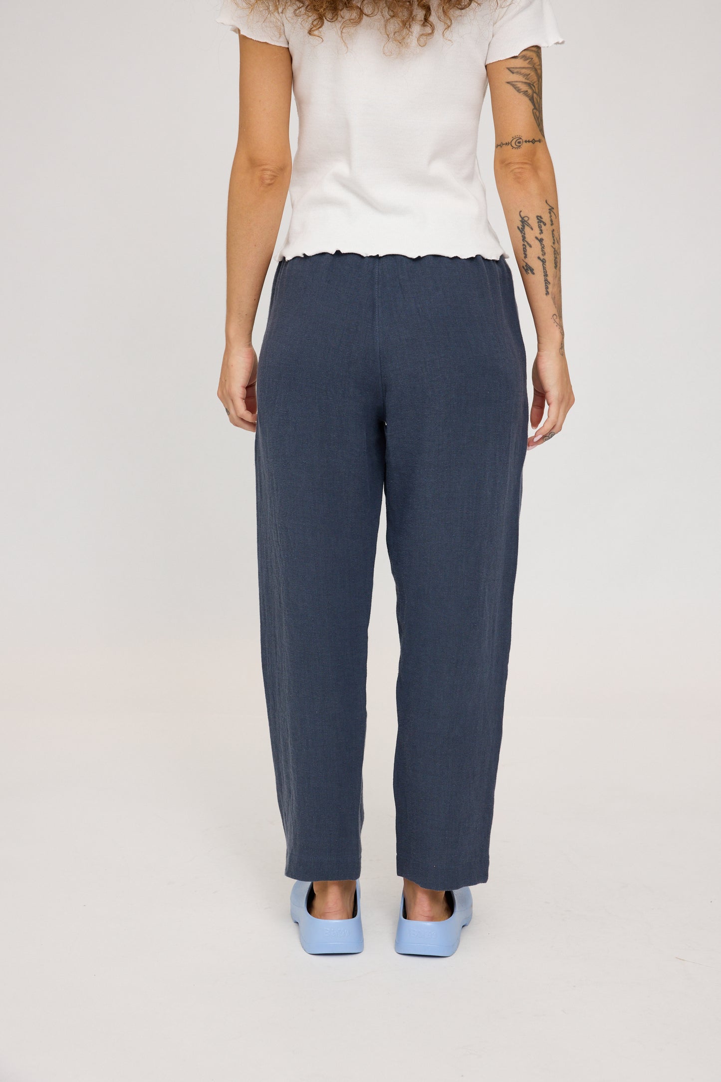 SALE: Leinenhose in ink blue von Mazine