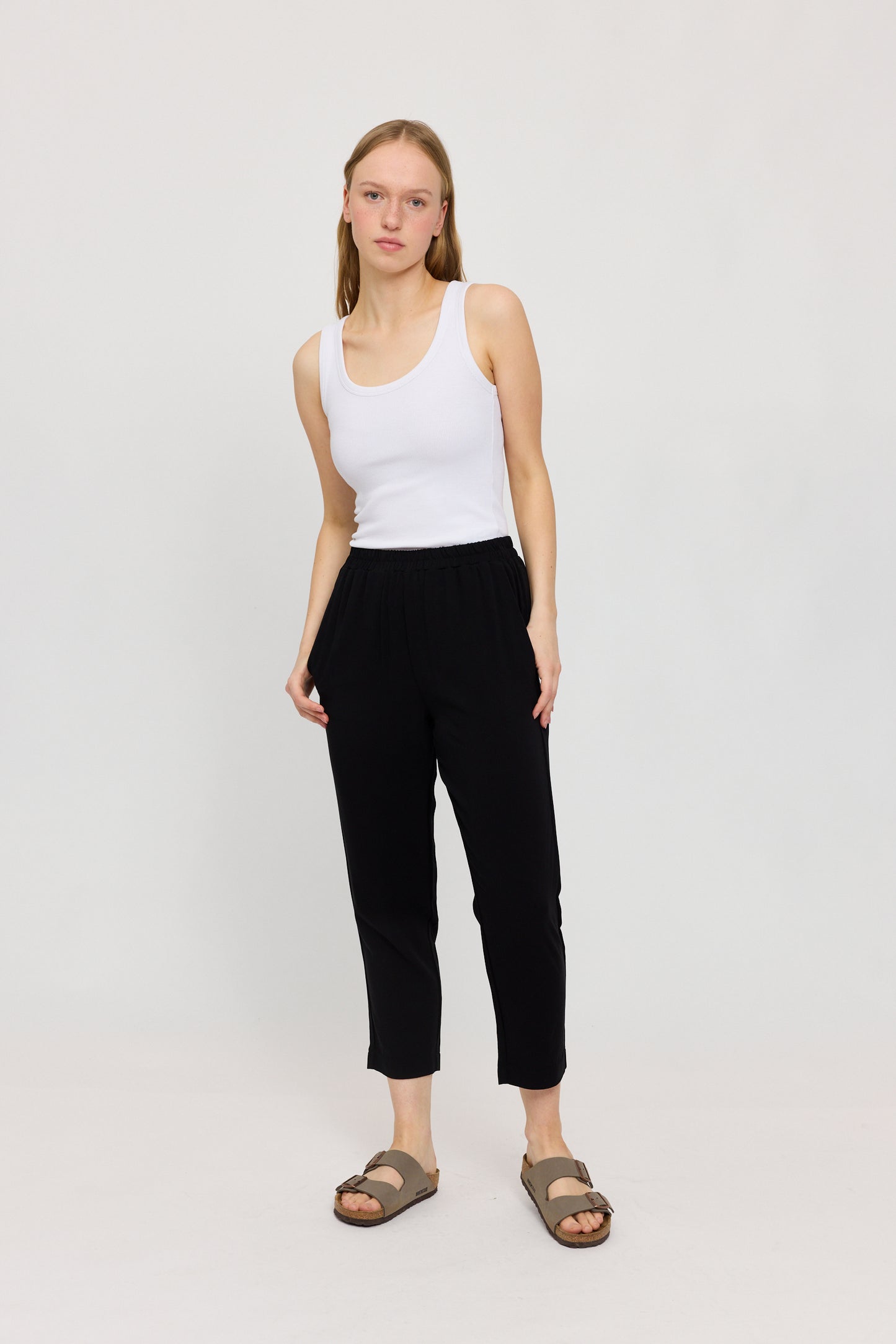 Sommerhose mit geradem Bein in Schwarz von Mazine