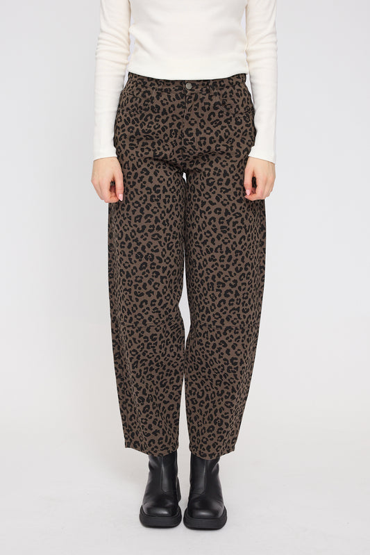 Barrel Denim Hose mit Leo-Print auf Braun von Mazine