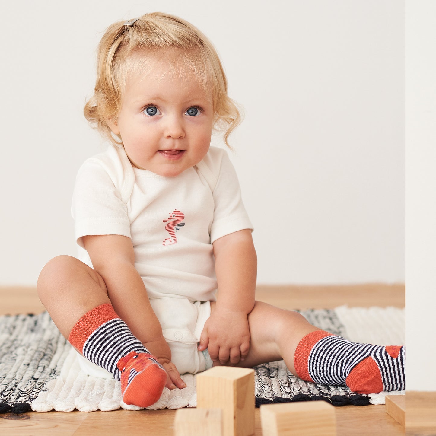 Doppelpack Kurzarm-Body Natur und Rot/Weiss gestreift von Living Craft