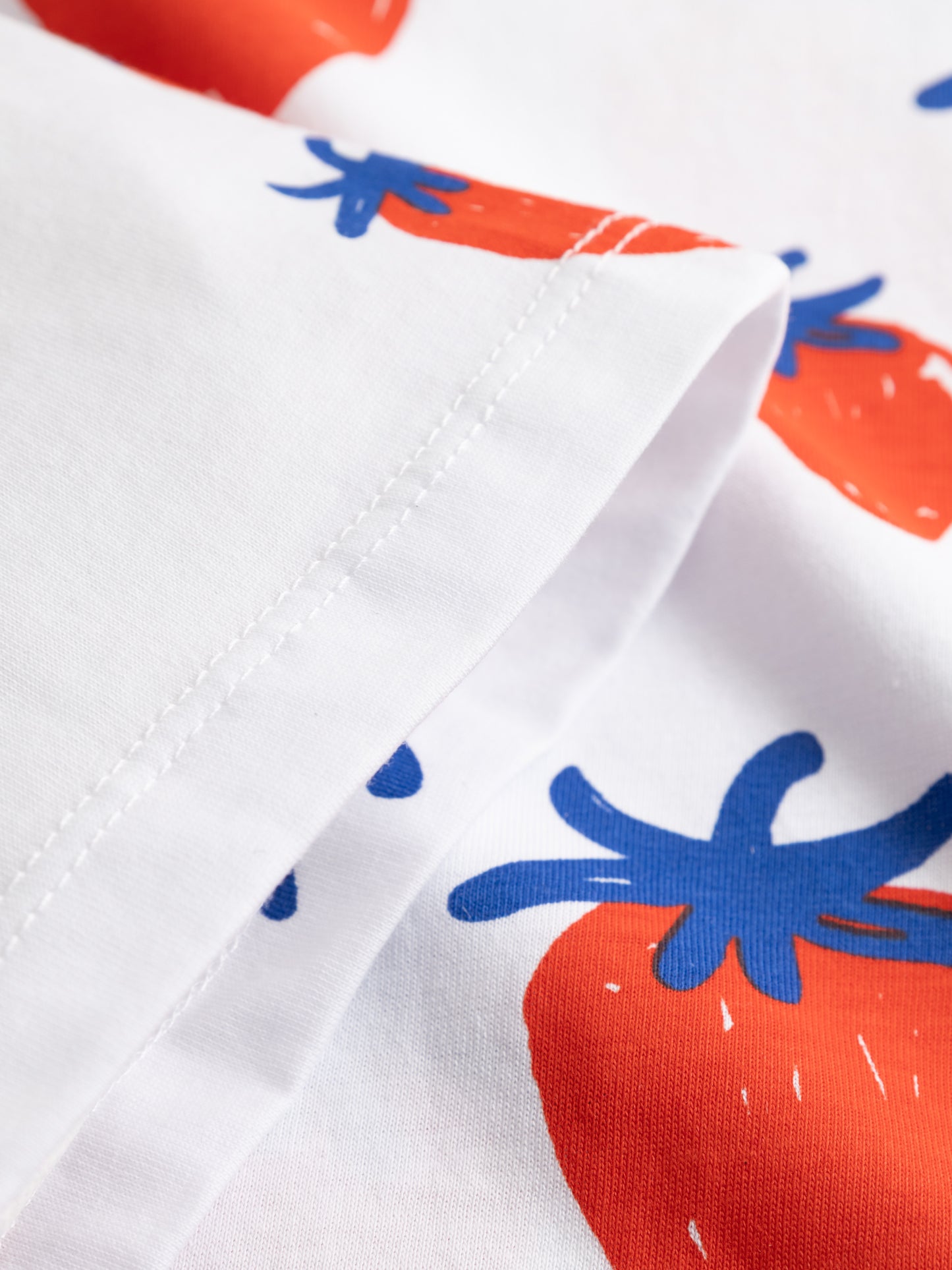 T-Shirt mit Erdbeeren von Mademoiselle Yéyé