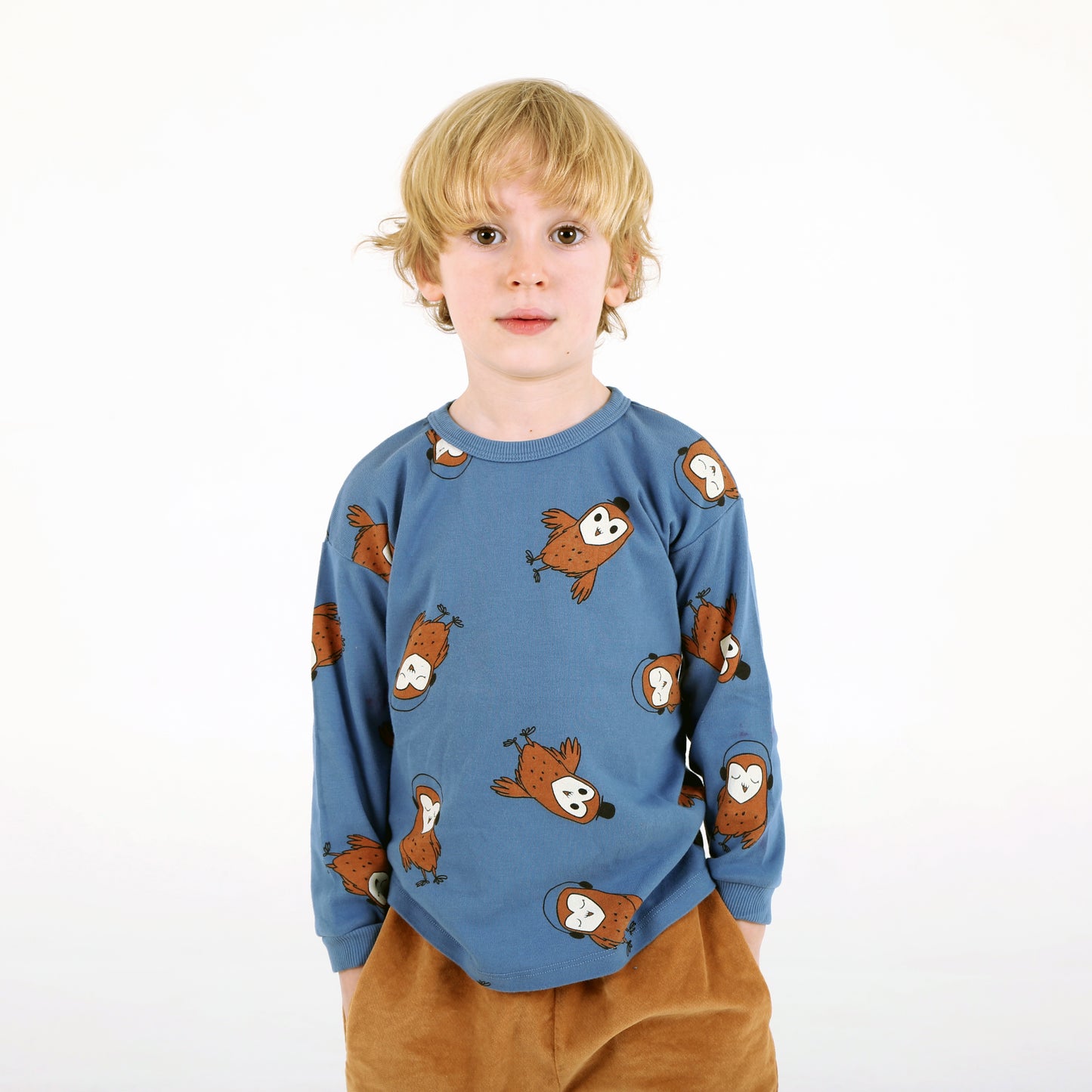 Langarm-Shirt mit Eulen auf Blau