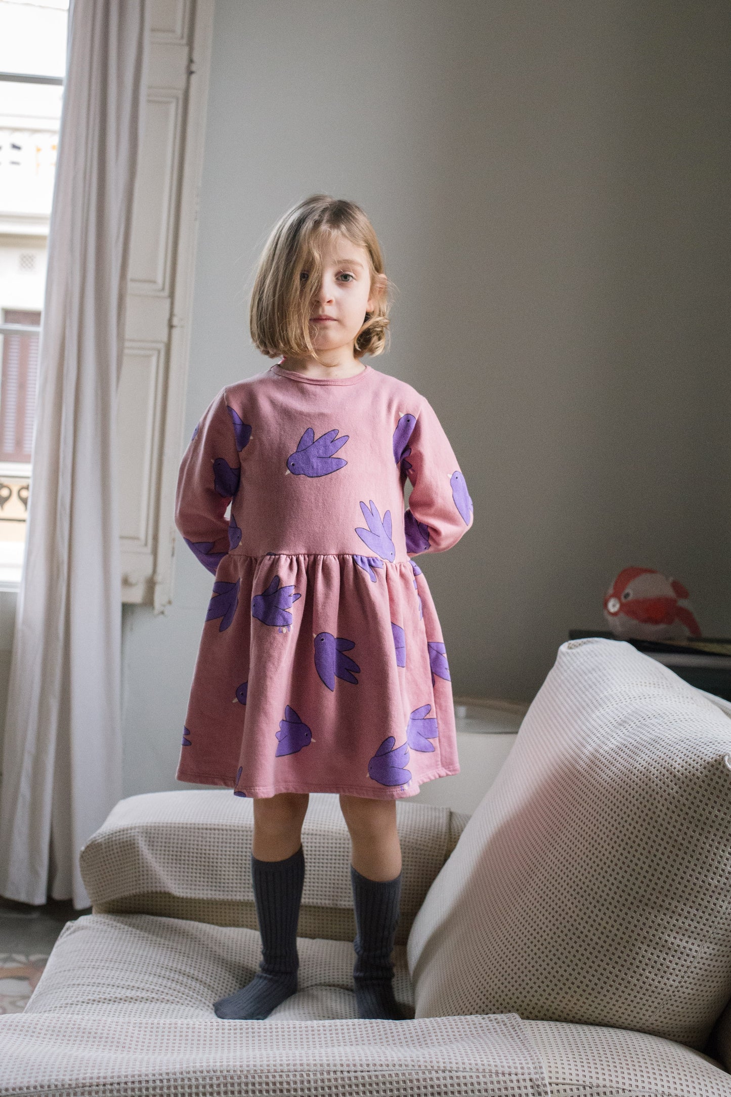 Langarm-Kleid mit Vögel auf Rosa von Lötiekids
