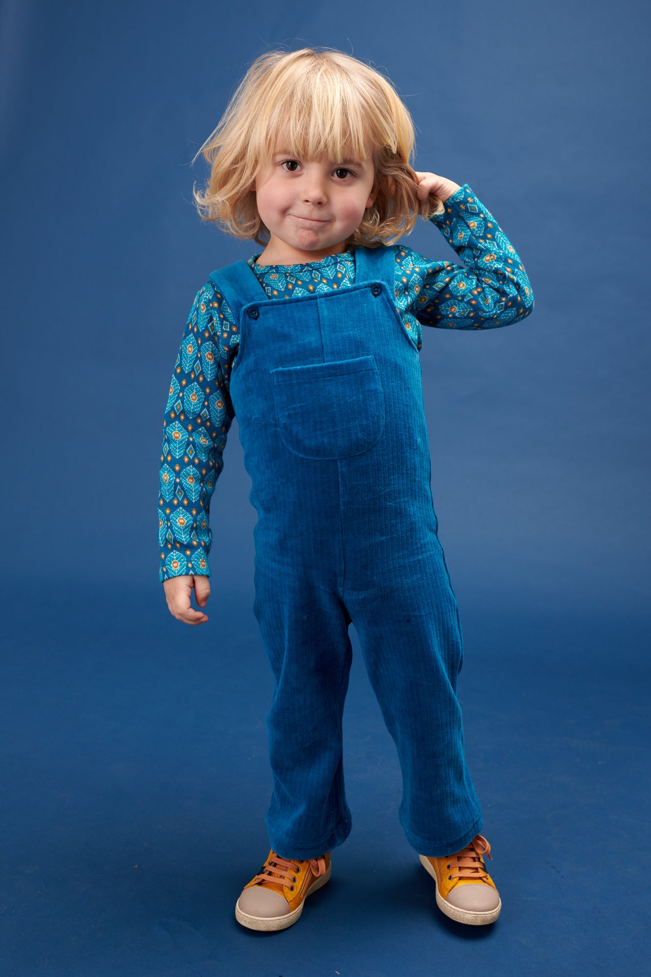 Velours-Latzhose in Morrocan Blue von Lily Balou