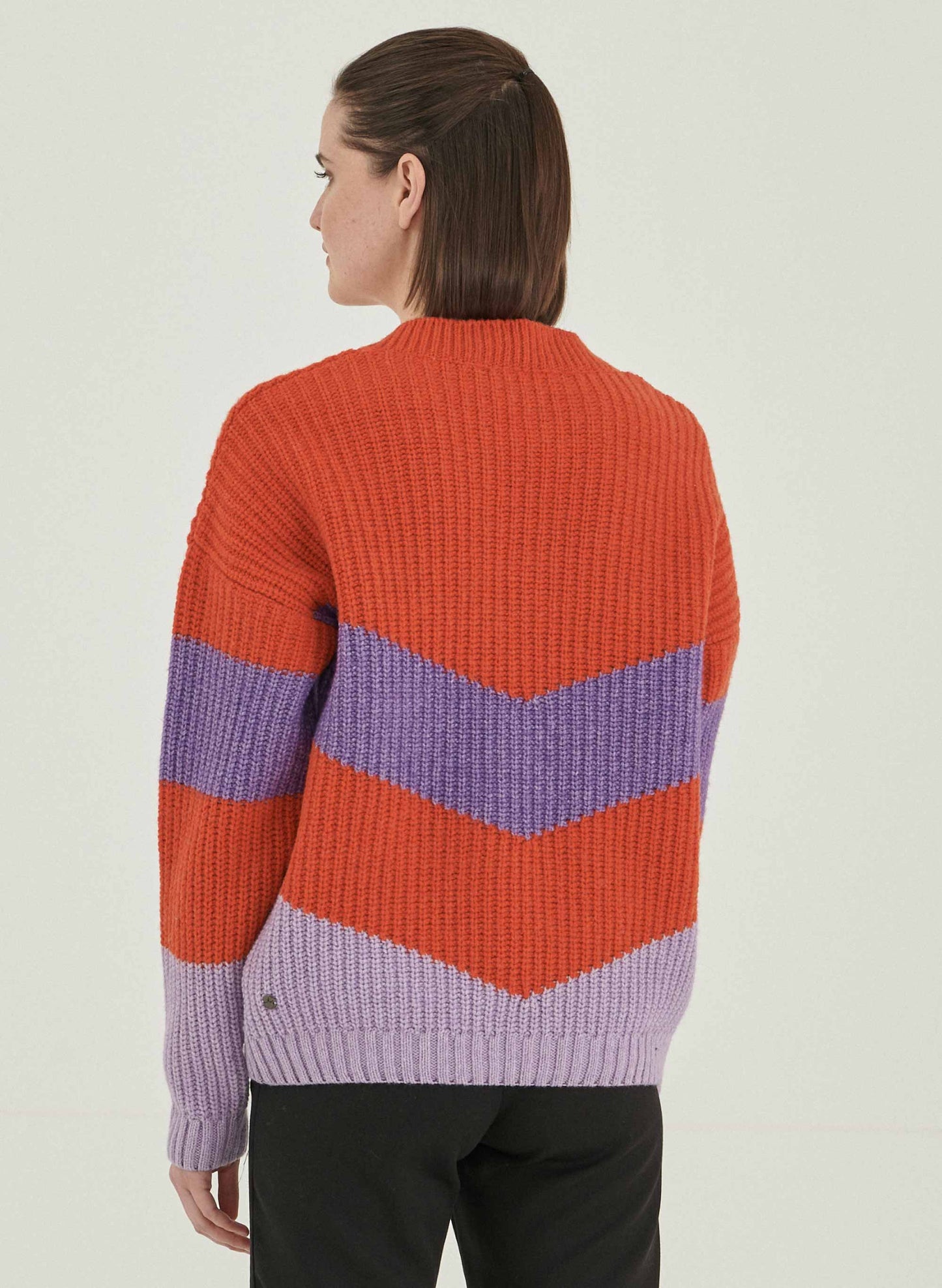 SALE -50%: Woll-Pullover gestrickt in Orangerot/Violet/Lila von Organication