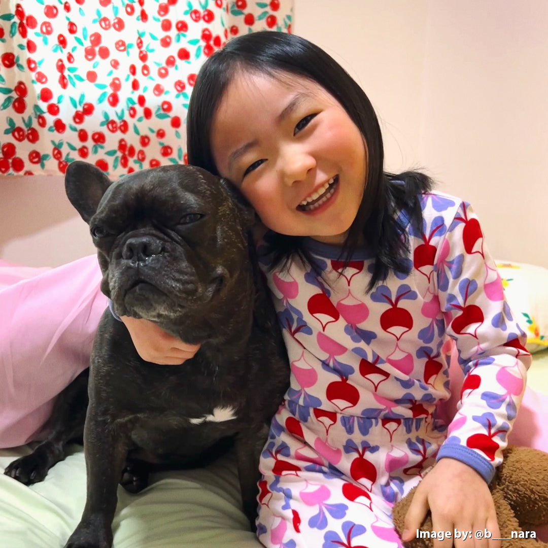 Einteiler-Pyjama mit Radiesli auf Rosa von DUNS