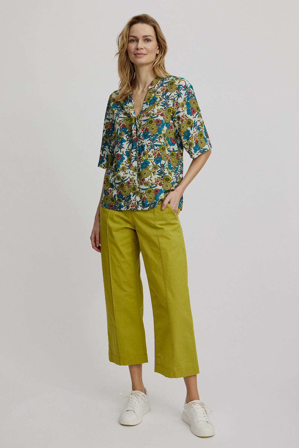 Kurzarm-Bluse mit Blumenmuster von Tranquillo