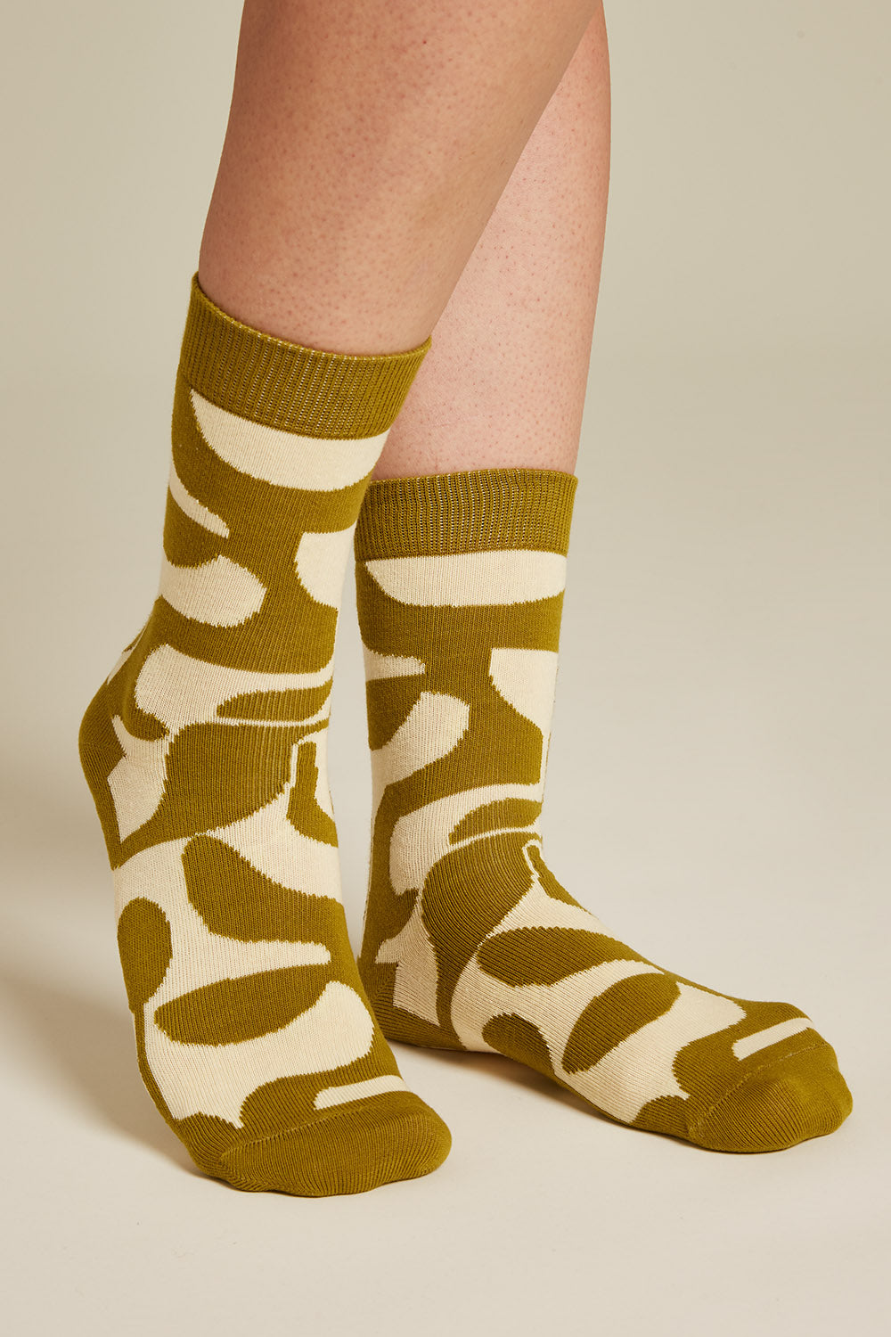 Socken abstrakt hellgelb/olive