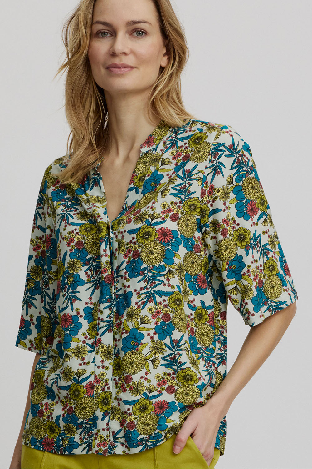Kurzarm-Bluse mit Blumenmuster von Tranquillo