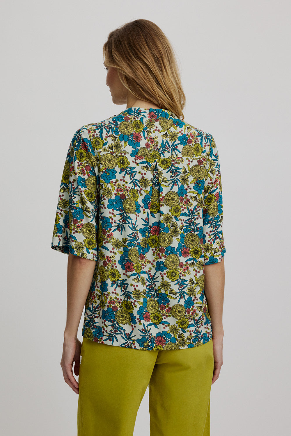 Kurzarm-Bluse mit Blumenmuster von Tranquillo