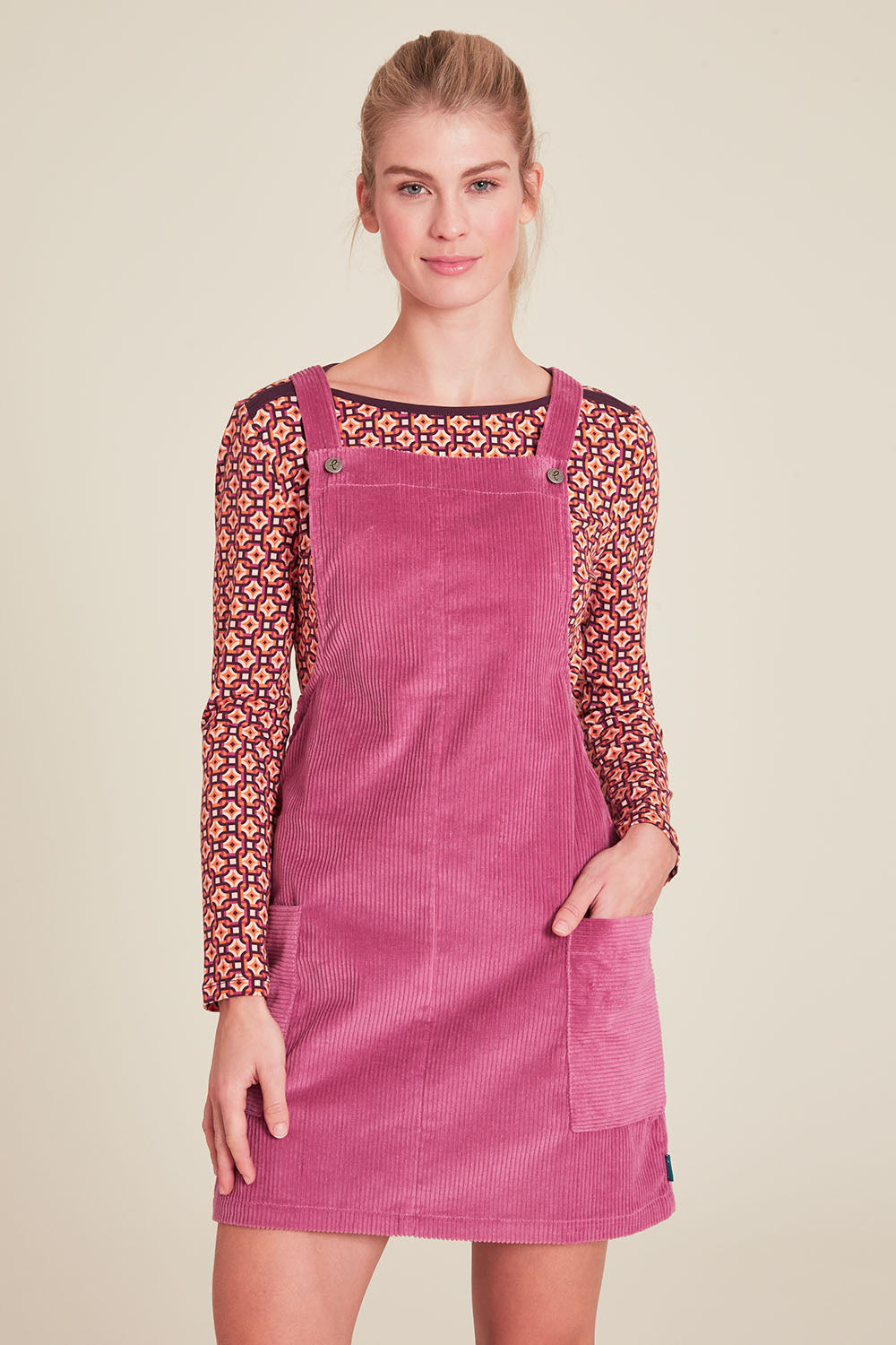 Latzkleid aus Cord in red violet von Tranquillo