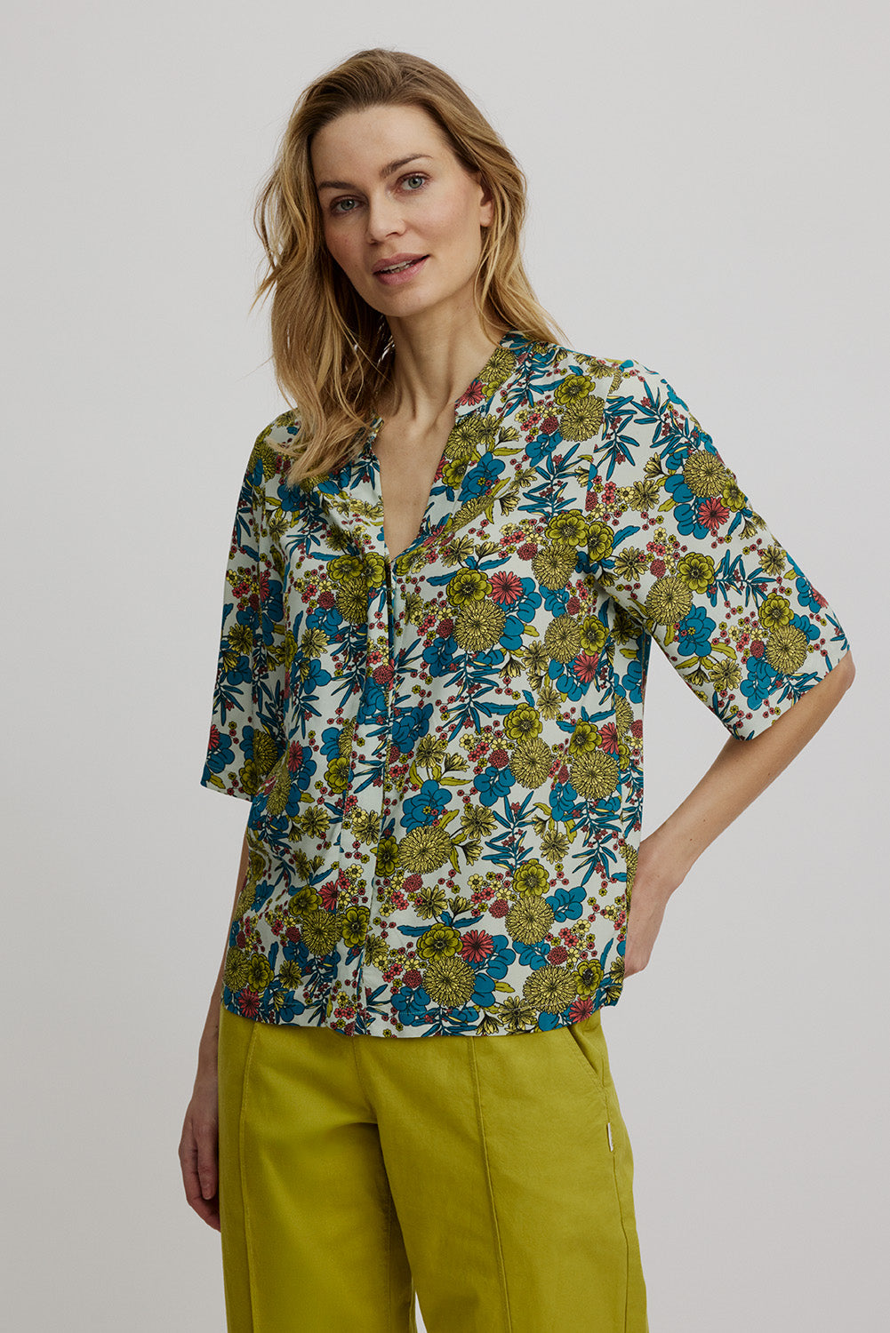 Kurzarm-Bluse mit Blumenmuster von Tranquillo