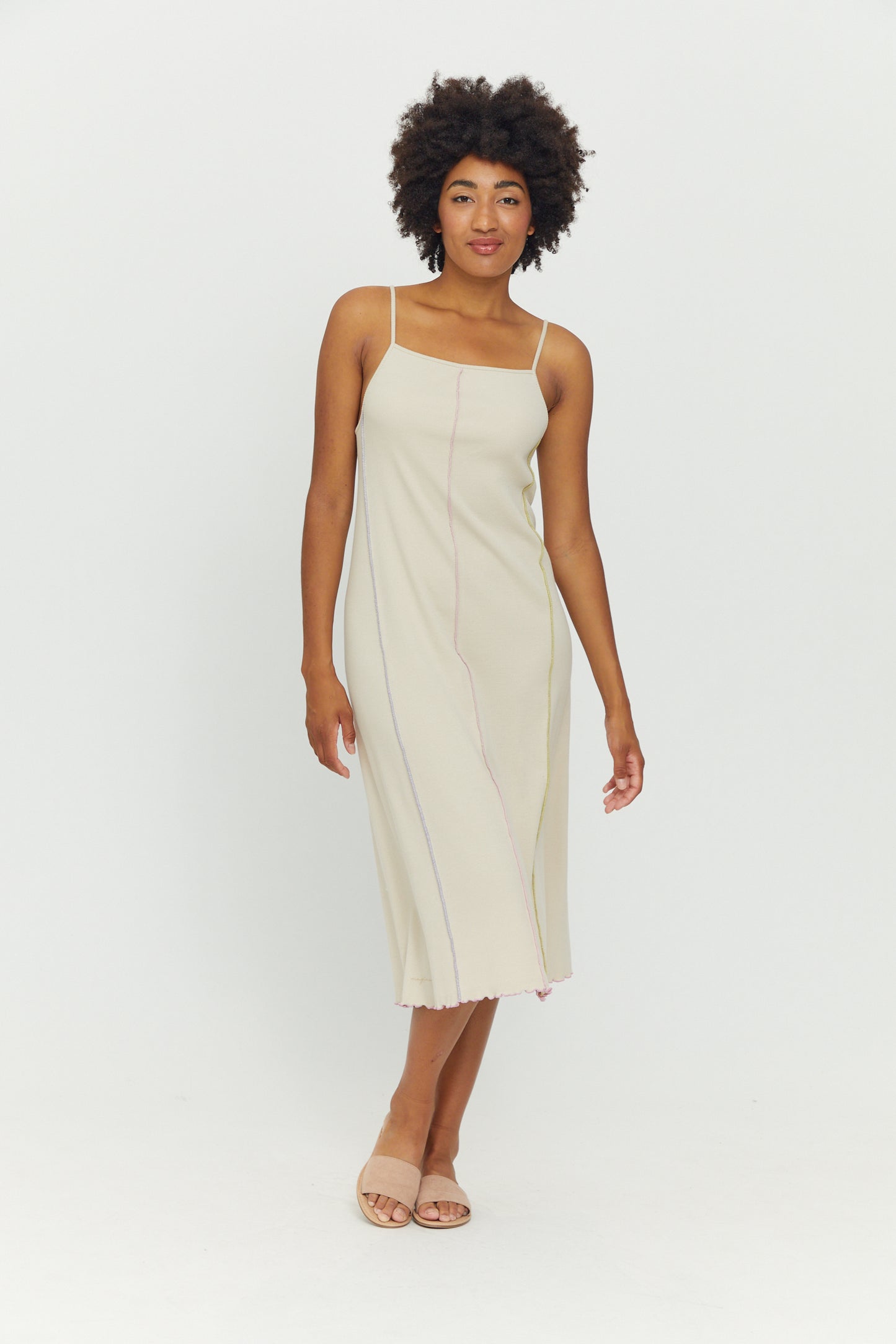 Trägerkleid in Eggshell mit farbigen Nähten von Mazine