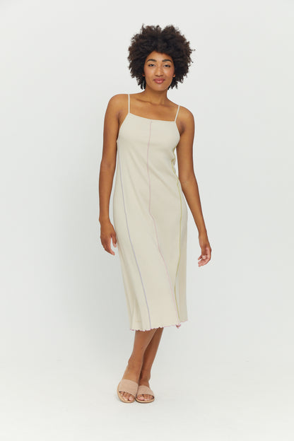 Trägerkleid in Eggshell mit farbigen Nähten von Mazine