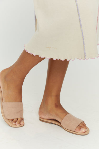 Trägerkleid in Eggshell mit farbigen Nähten von Mazine