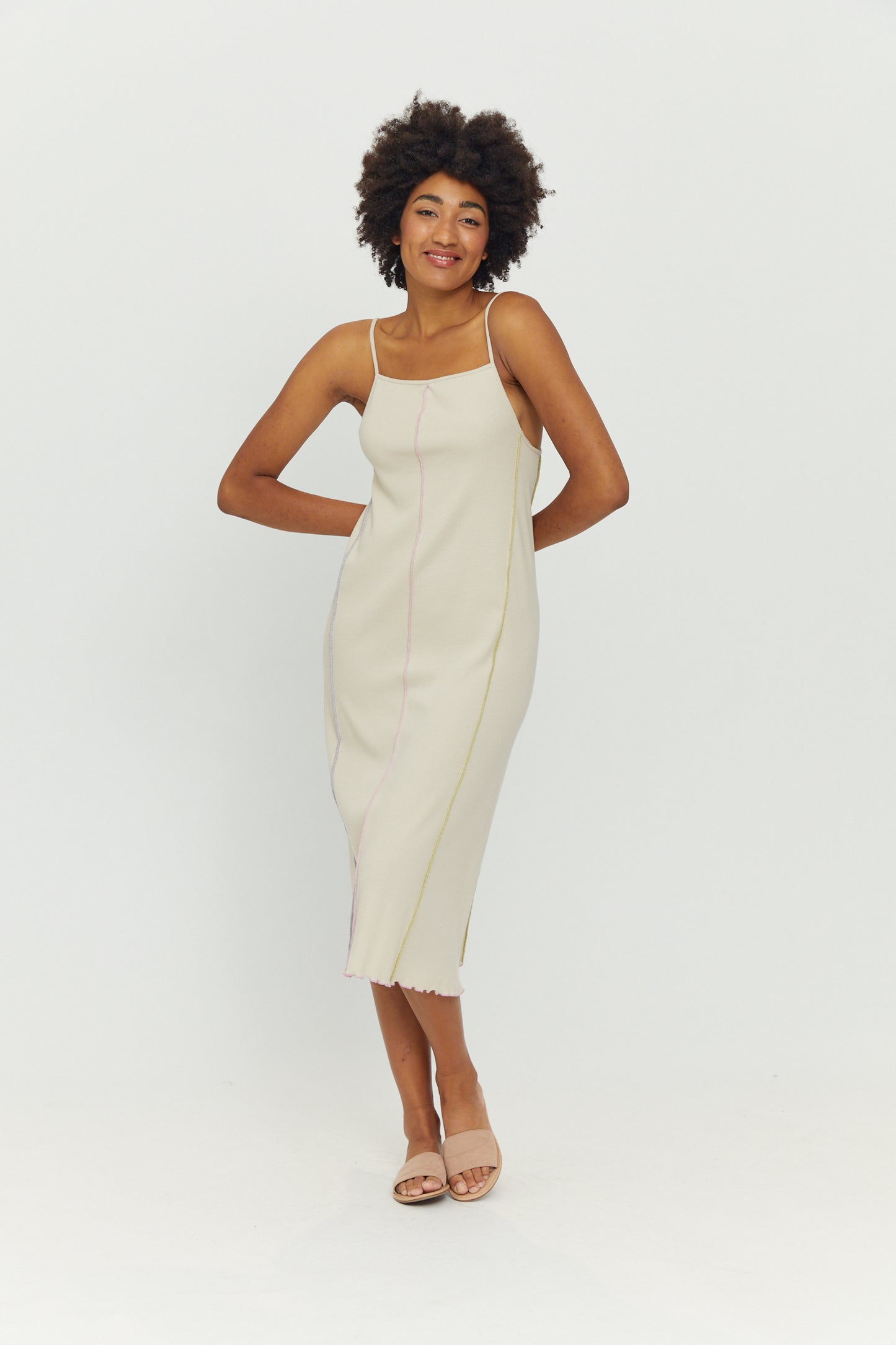 Trägerkleid in Eggshell mit farbigen Nähten von Mazine