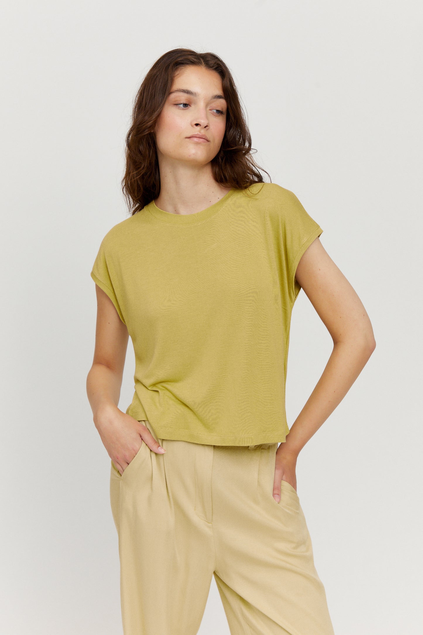 SALE: T-shirt aus Ecovero in celery green von Mazine