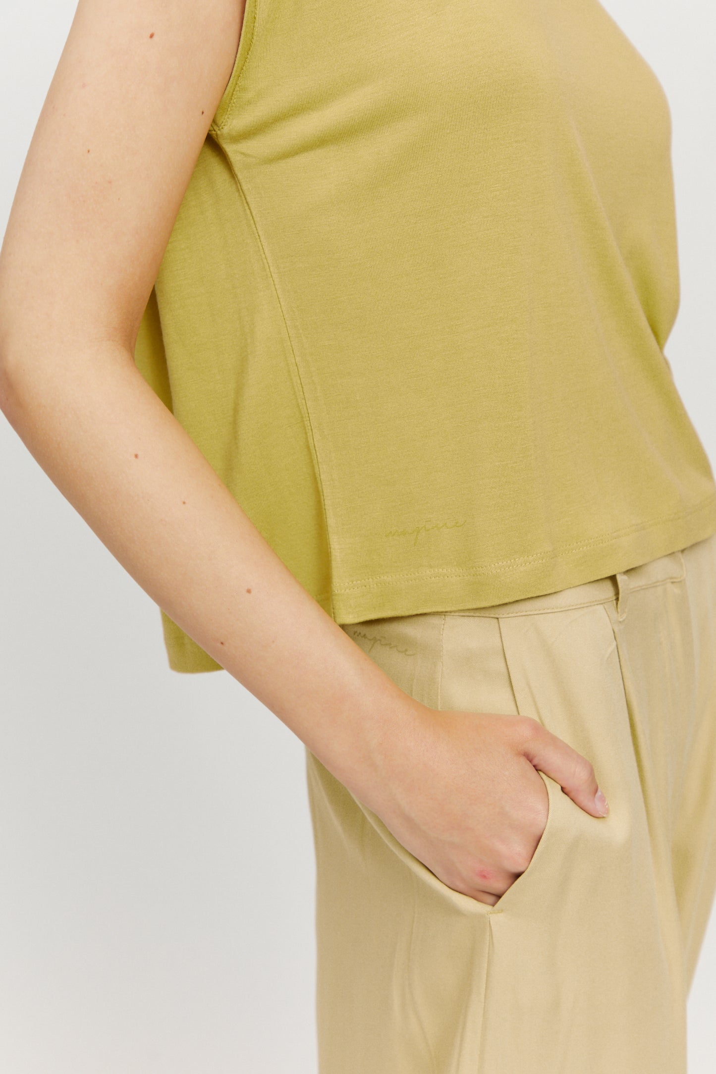 SALE: T-shirt aus Ecovero in celery green von Mazine