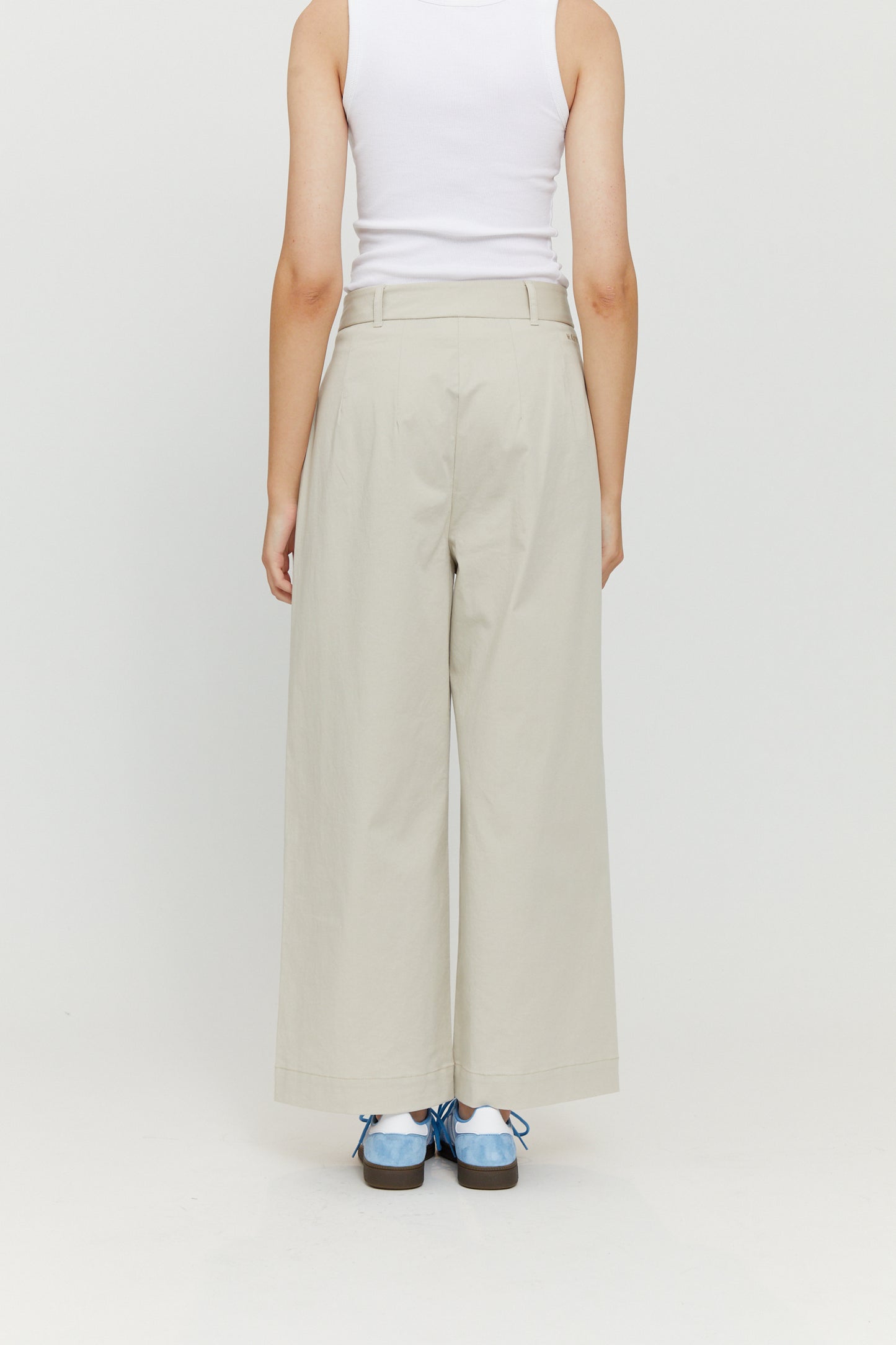 SALE: Sommerhose mit Bundfalten in Eggshell von Mazine