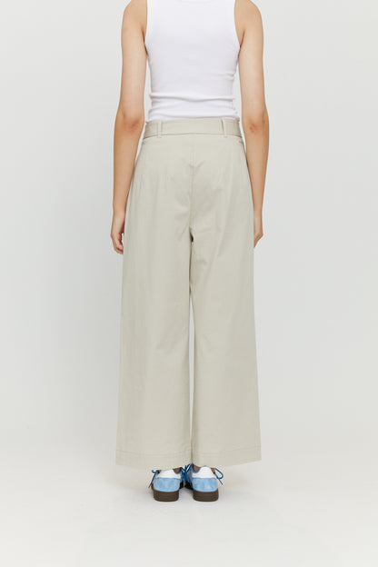 SALE: Sommerhose mit Bundfalten in Eggshell von Mazine