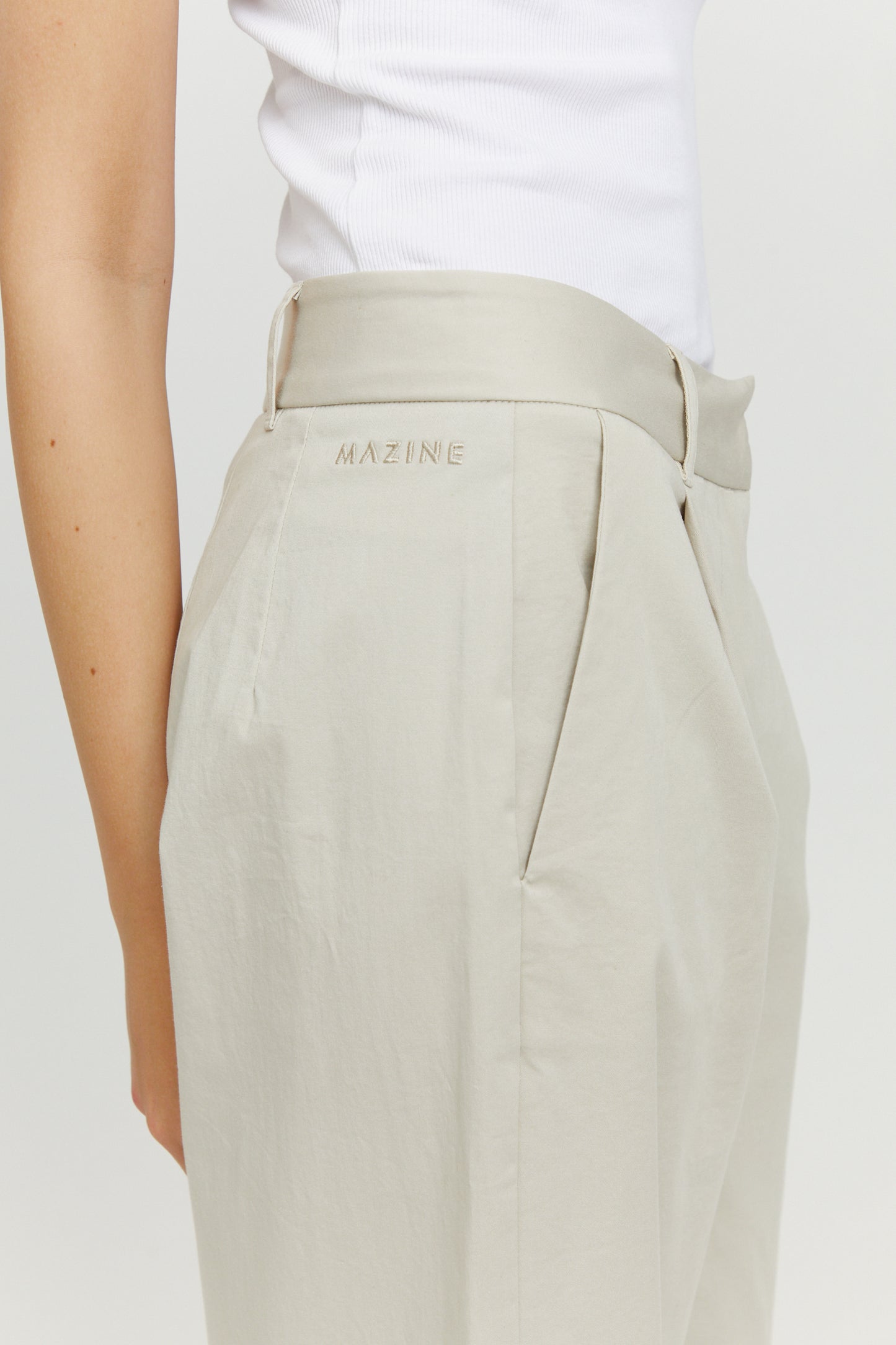 SALE: Sommerhose mit Bundfalten in Eggshell von Mazine