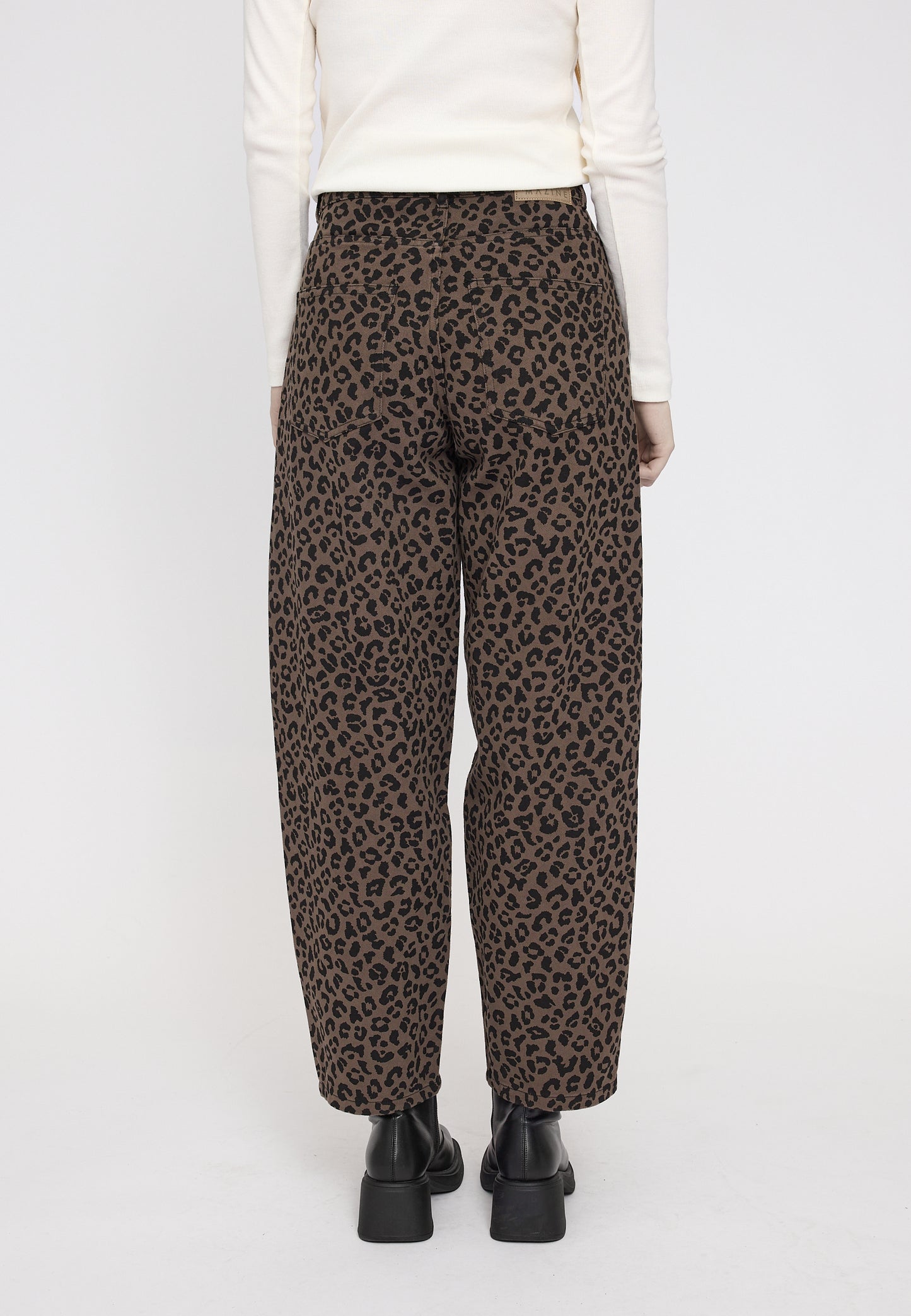 Barrel Denim Hose mit Leo-Print auf Braun von Mazine
