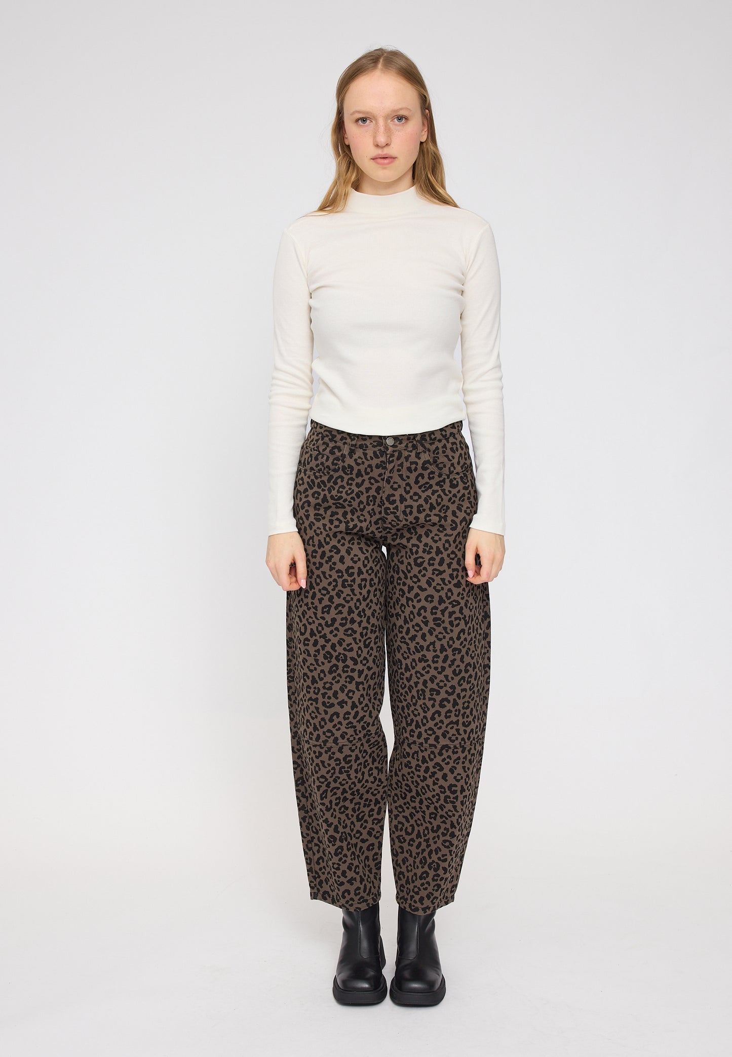 Barrel Denim Hose mit Leo-Print auf Braun von Mazine