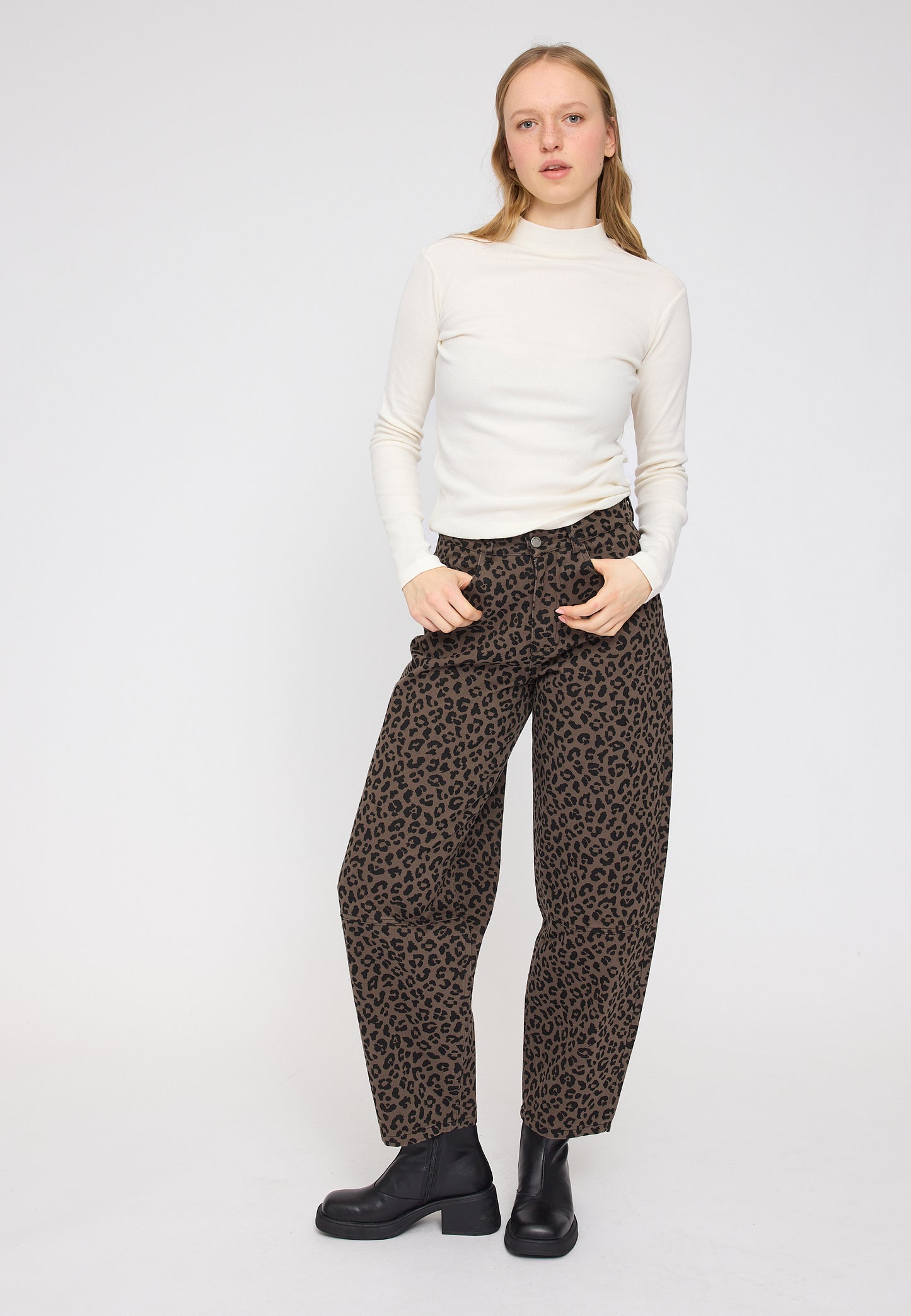 Barrel Denim Hose mit Leo-Print auf Braun von Mazine