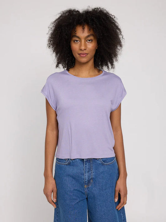 T-shirt Cropped aus Ecovero in faded lavender von Mazine