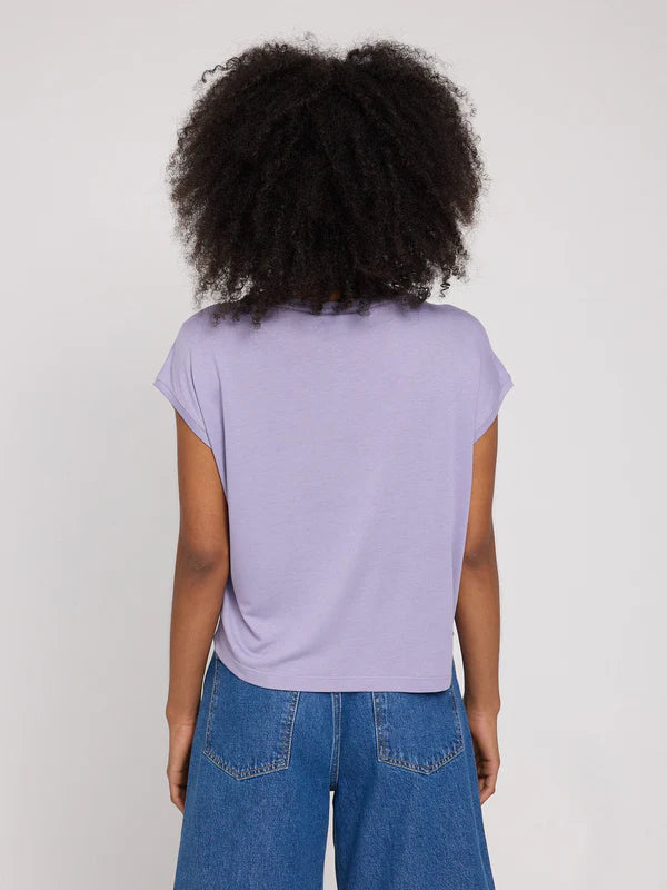 T-shirt Cropped aus Ecovero in faded lavender von Mazine