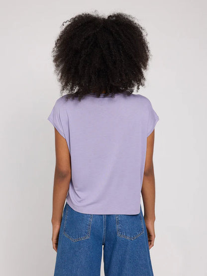 T-shirt Cropped aus Ecovero in faded lavender von Mazine