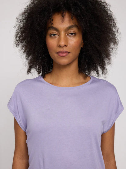 T-shirt Cropped aus Ecovero in faded lavender von Mazine