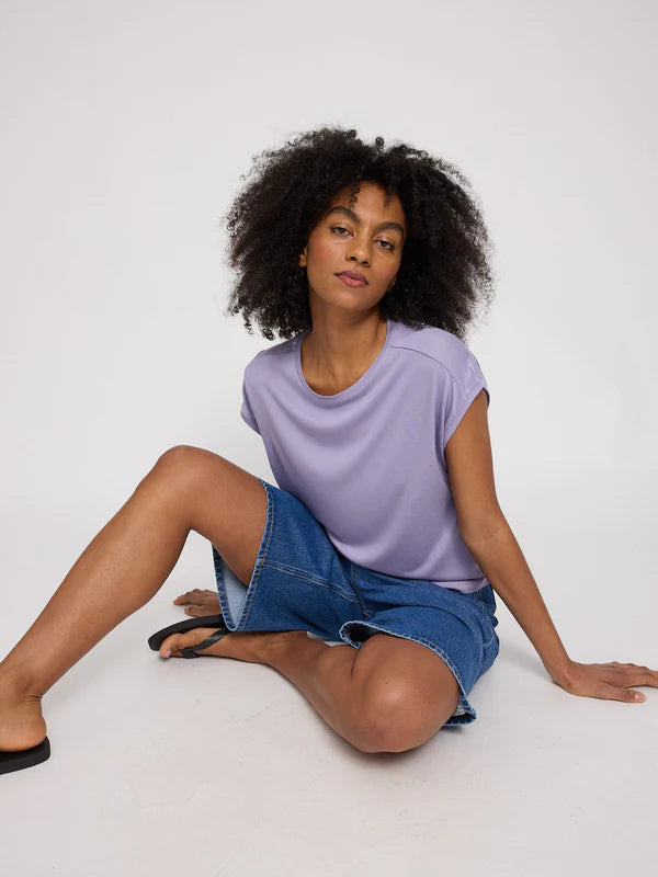 T-shirt Cropped aus Ecovero in faded lavender von Mazine