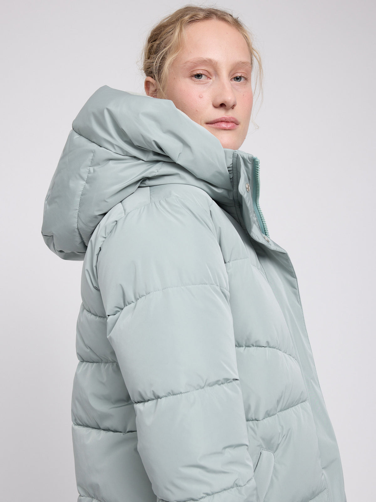 Waves Quilt Puffer Jacket in Ice Green von Mazine