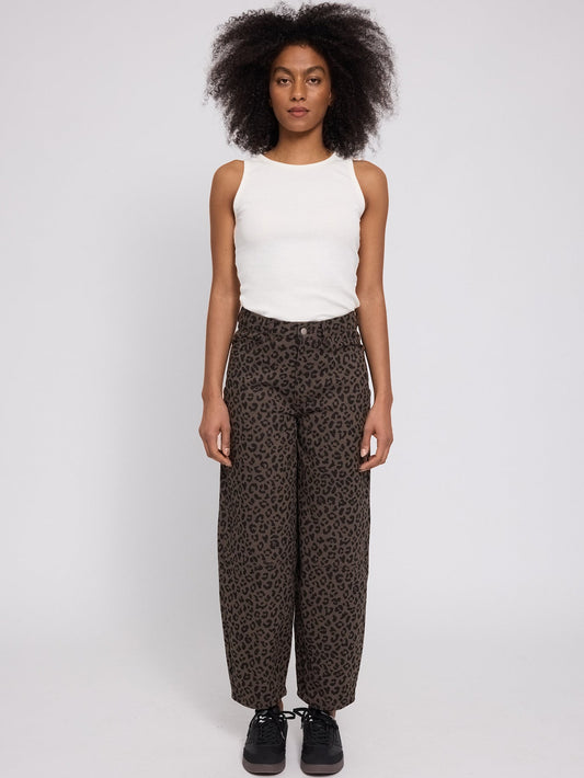 Barrel Pants mit Leoprint auf Braun von Mazine