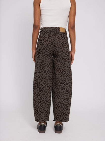 Barrel Pants mit Leoprint auf Braun von Mazine