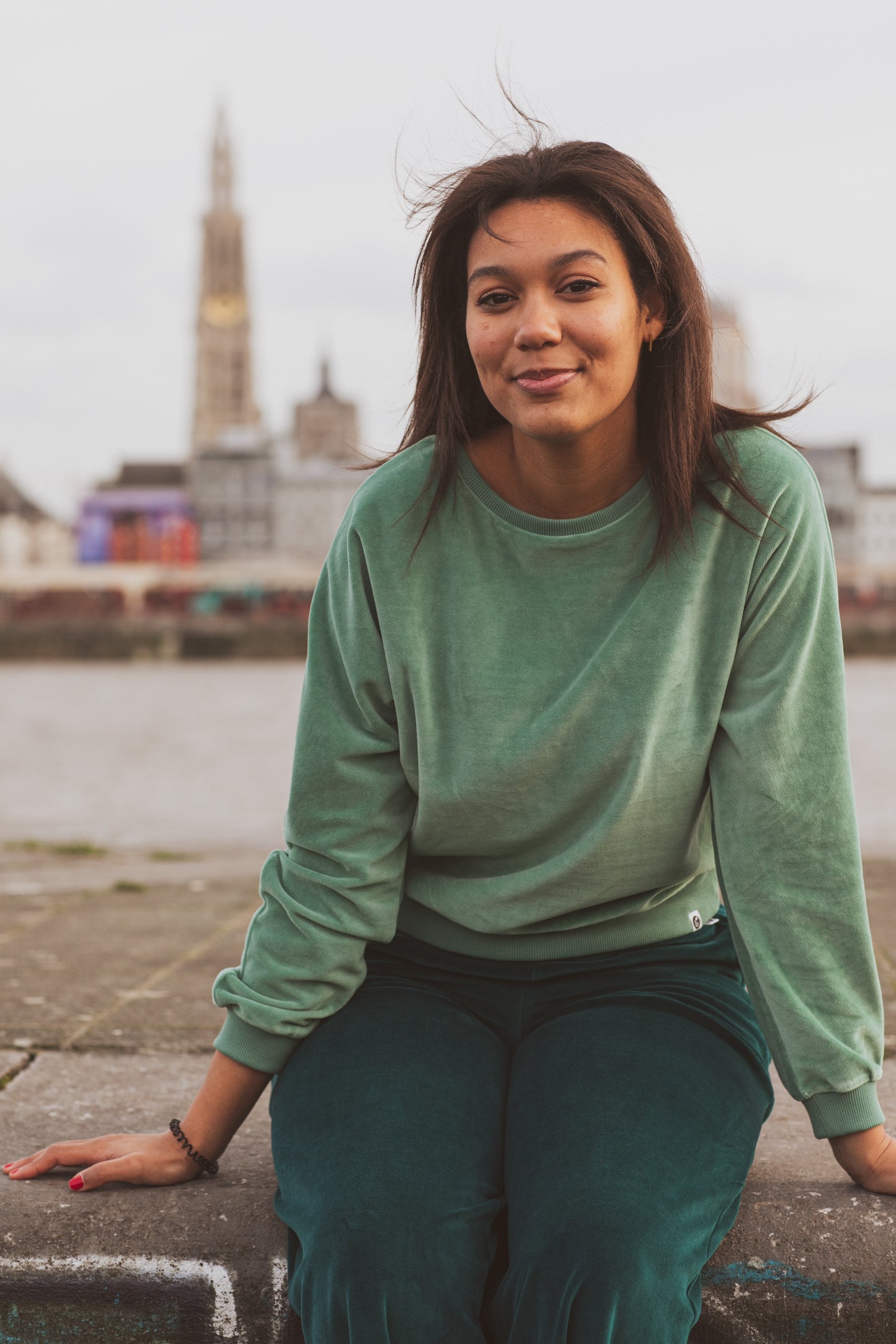 Velours-Hose in Deep Teal von Chills&Fever
