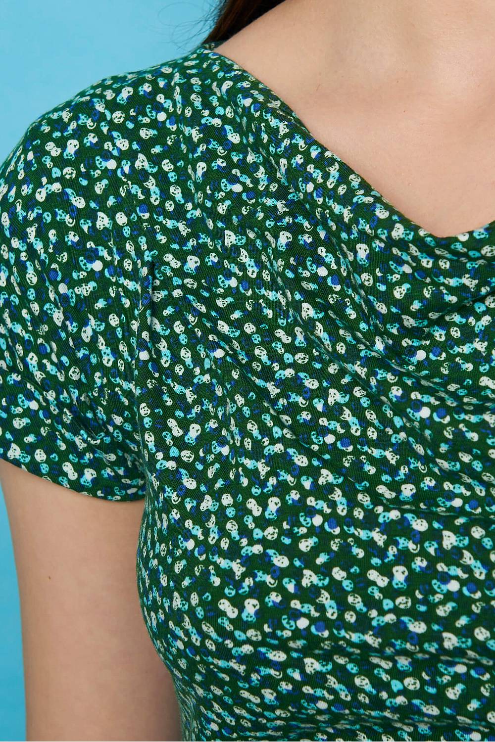 SALE -50%: Kleid mit Wasserfallkragen mit Tupfen auf Grün von Tranquillo