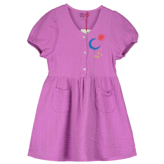 Musselin-Kleid mit Mond und Sternen auf Magenta von Lötiekids