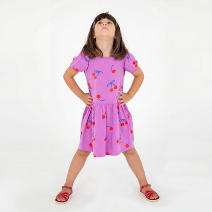 Kurzarm-Kleid mit Kirschen auf Magenta von Lötiekids