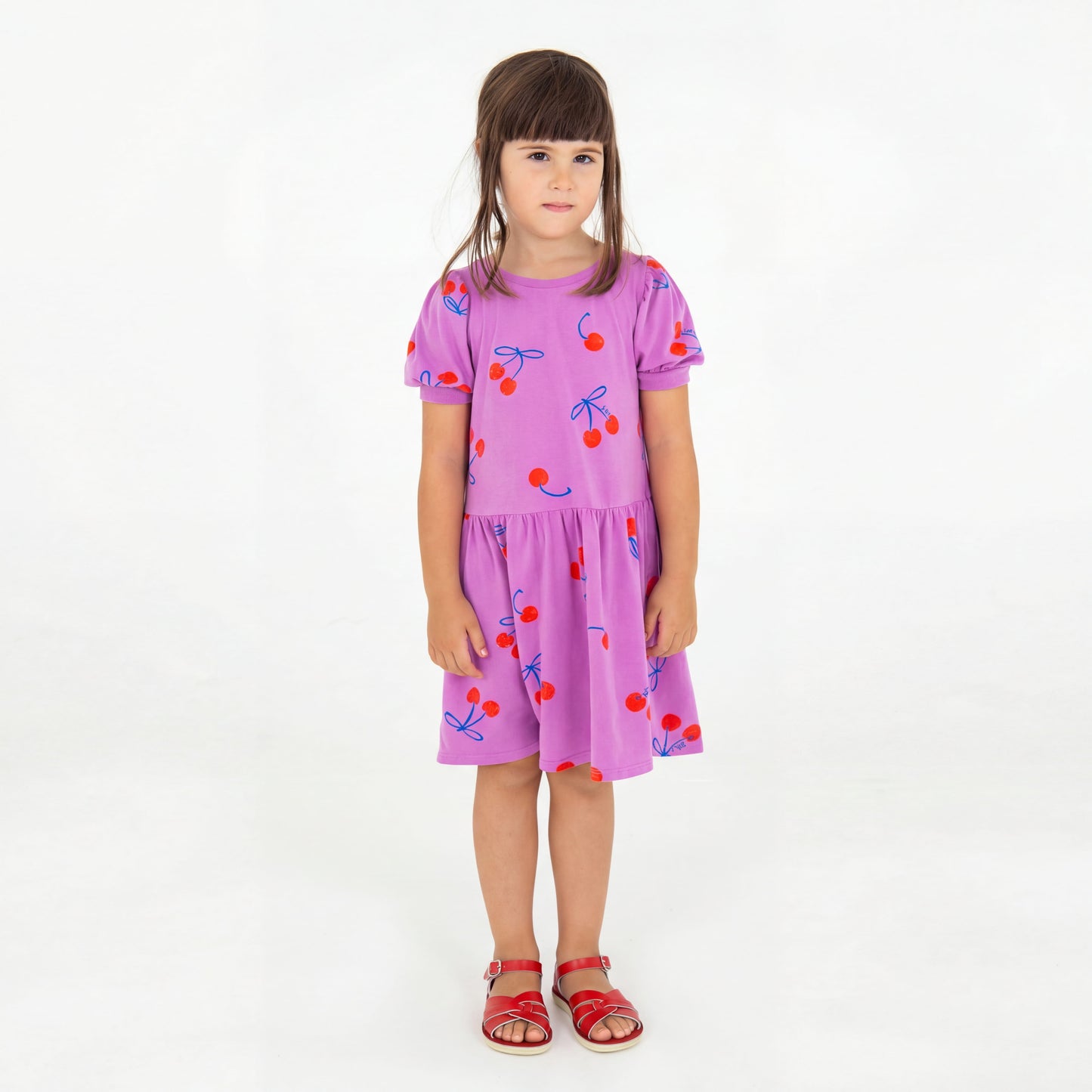 Kurzarm-Kleid mit Kirschen auf Magenta von Lötiekids