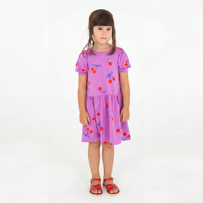 Kurzarm-Kleid mit Kirschen auf Magenta von Lötiekids