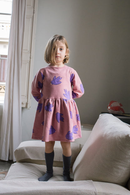 Langarm-Kleid mit Vögel auf Rosa von Lötiekids